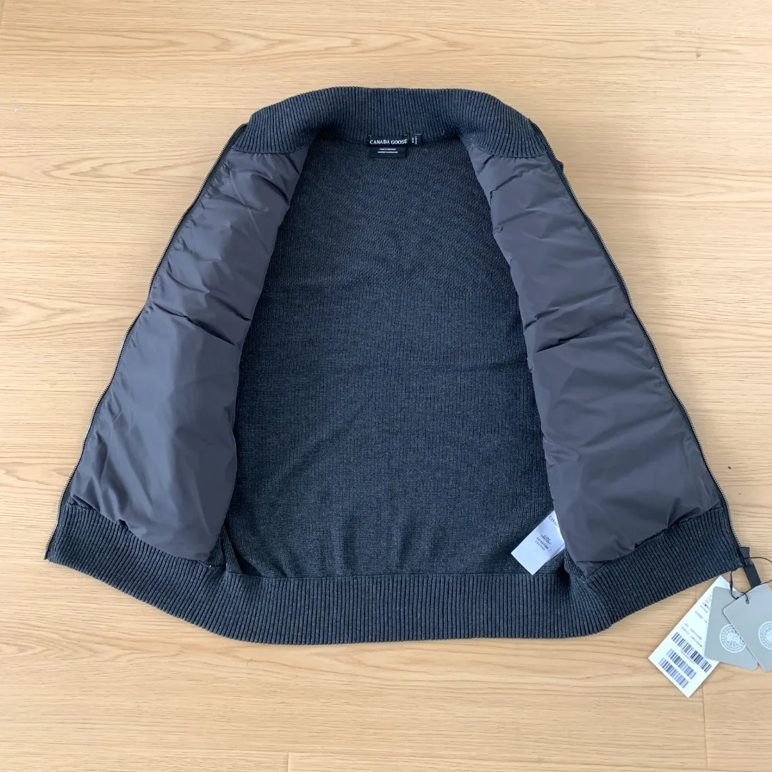 Style number: Y 🇨🇦Canada Goose "Canada Goose" 🇨🇦E 6829 y Bridge® men's knitted vest. The Hy Bridge® Knit Vest is the new arrival in our Hy Bridge® Knit Series, lightweight and warm. It can be worn as a jacket over a T-shirt or as an inner layer under another jacket for extra warmth without being bulky. Through Thermal Mapping® technology, down-filled thermal insulation panels are added to areas that need thermal insulation, and Breathable weaving technology is used to enhance breathability in areas that are prone to stuffiness. Color: Black red label Gray red label Dark Blue color red label Black black label Gray black label Size: XS S M L XL XXL